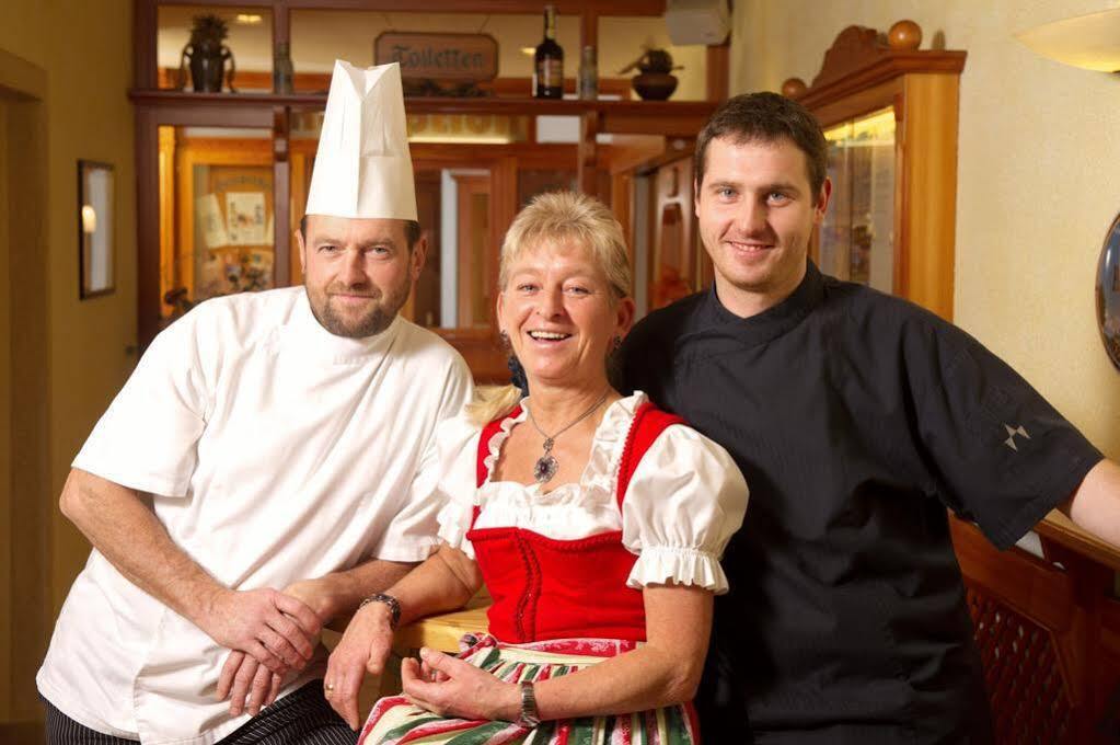 Gasthof - Restaurant Löcker Radstadt Exteriör bild